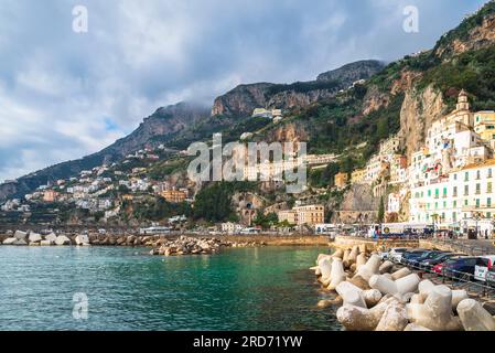 Amalfi, Italien - 26. Dezember 2022: Häuser in Amalfi am Fuße des Monte Cerreto, umgeben von dramatischen Klippen und Küstenlandschaft Stockfoto