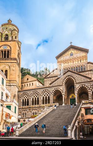 Amalfi, Italien - 26. Dezember 2022: Blick auf die Kathedrale von Amalfi und die Treppe, die von der Piazza del Duomo zu ihr führt Stockfoto
