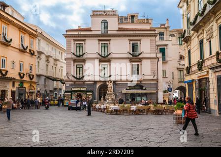 Amalfi, Italien - 26. Dezember 2022: Piazza Duomo, das Herz der Stadt Amalfi, gegenüber dem Brunnen Amalfi des Heiligen Andreas Stockfoto