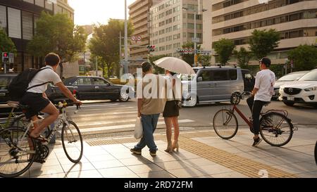 Japanisches Paar, das am Crossing in Osaka Japan steht Stockfoto