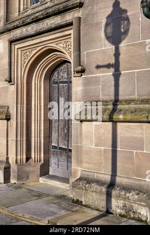 Schatten an der Wand. Guild Chapel Doorway and Street lamp shadow, Church Street, Stratford upon Avon, England, UK Stockfoto