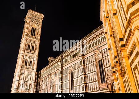 Giottos Campanile und die Südseite der Kathedrale von Florenz (Dom) bei Nacht, Florenz, Toskana, Italien Stockfoto