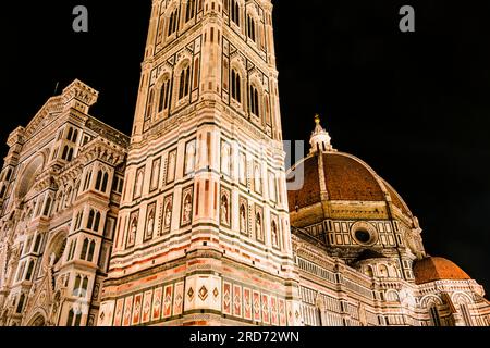 Die Vorder- und Südseite der Kathedrale von Florenz (Dom) bei Nacht, Florenz, Toskana, Italien Stockfoto