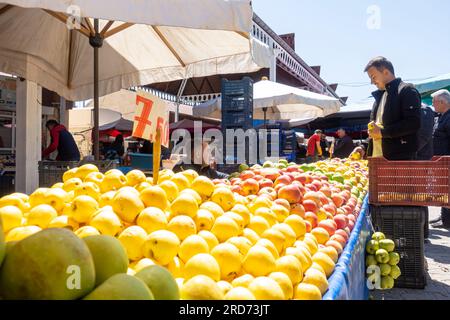 Türkischer Mann, der Obst einkauft Äpfel Zitronen auf dem Straßenmarkt Ürgüp/Nevşehir Kappadokien Türkei Stockfoto