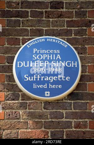 englisches Erbe, blaue Tafel, die die Heimat der Suffragettenprinzessin sophia duleep singh markiert, Faraday House, hampton Court, london, england Stockfoto