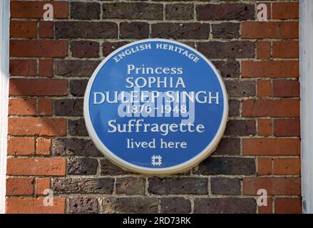 englisches Erbe, blaue Tafel, die die Heimat der Suffragettenprinzessin sophia duleep singh markiert, Faraday House, hampton Court, london, england Stockfoto