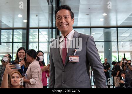 Bangkok, Thailand. 19. Juli 2023. Kanawee Suebsaeng, Generalsekretär der PEN-Tham-Partei, nimmt an der zweiten Abstimmung Teil. Das thailändische parlamentsgebäude hält eine zweite Stimme für den nächsten Ministerpräsidenten Thailands ab, nachdem Pita Limjaroenrat, der Vorsitzende der Move Forward-Partei und der Kandidat des Ministerpräsidenten bei der ersten Abstimmung am 13. Juli 2023 gescheitert sind. Kredit: SOPA Images Limited/Alamy Live News Stockfoto