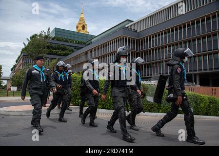 Bangkok, Thailand. 19. Juli 2023. Die Polizisten, die bei der zweiten Abstimmung im parlament im Dienst waren. Das thailändische parlamentsgebäude hält eine zweite Stimme für den nächsten Ministerpräsidenten Thailands ab, nachdem Pita Limjaroenrat, der Vorsitzende der Move Forward-Partei und der Kandidat des Ministerpräsidenten bei der ersten Abstimmung am 13. Juli 2023 gescheitert sind. Kredit: SOPA Images Limited/Alamy Live News Stockfoto