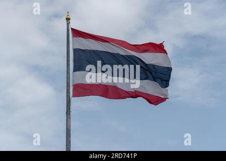 Bangkok, Thailand. 19. Juli 2023. Die Flagge Thailands, die bei der zweiten Abstimmung wackelte. Das thailändische parlamentsgebäude hält eine zweite Stimme für den nächsten Ministerpräsidenten Thailands ab, nachdem Pita Limjaroenrat, der Vorsitzende der Move Forward-Partei und der Kandidat des Ministerpräsidenten bei der ersten Abstimmung am 13. Juli 2023 gescheitert sind. Kredit: SOPA Images Limited/Alamy Live News Stockfoto