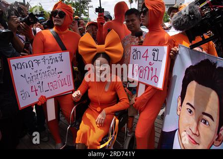 Bangkok, Thailand. 19. Juli 2023. Prodemokratieprotestierende sahen, wie sie während der zweiten Abstimmung vor dem parlament Plakate hielten, auf denen sie ihre Meinung zum Ausdruck brachten. Das thailändische parlamentsgebäude hält eine zweite Stimme für den nächsten Ministerpräsidenten Thailands ab, nachdem Pita Limjaroenrat, der Vorsitzende der Move Forward-Partei und der Kandidat des Ministerpräsidenten bei der ersten Abstimmung am 13. Juli 2023 gescheitert sind. Kredit: SOPA Images Limited/Alamy Live News Stockfoto
