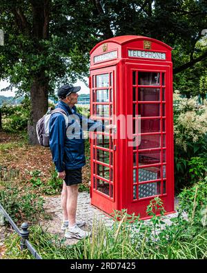 Berlin, Alt-Tegal, Alt-Tegal. Englischrote Telefonzelle an der Greenwich Promenade neben dem Tegel See - in Verbindung mit Greenwich London Stockfoto