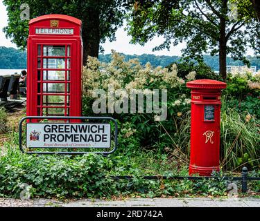 Berlin, Alt-Tegal, Alte Tegal. Englisch red Post Box & Telefon Box auf die Greenwich Promenade neben dem Tegeler See - partnerstadt von Greenwich London Stockfoto