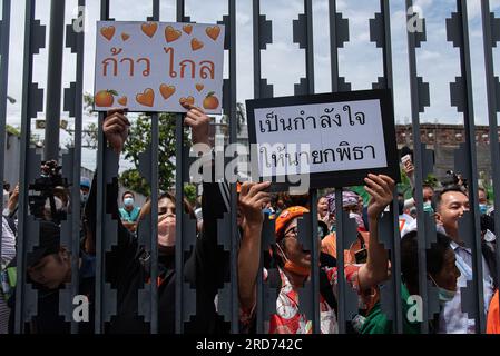 Bangkok, Thailand. 19. Juli 2023. Prodemokratieprotestierende sahen, wie sie während der zweiten Abstimmung vor dem parlament Plakate hielten, auf denen sie ihre Meinung zum Ausdruck brachten. Das thailändische parlamentsgebäude hält eine zweite Stimme für den nächsten Ministerpräsidenten Thailands ab, nachdem Pita Limjaroenrat, der Vorsitzende der Move Forward-Partei und der Kandidat des Ministerpräsidenten bei der ersten Abstimmung am 13. Juli 2023 gescheitert sind. Kredit: SOPA Images Limited/Alamy Live News Stockfoto