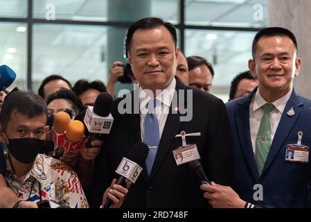 Bangkok, Thailand. 19. Juli 2023. Anutin Charnvirakul, der Parteiführer der Bhumjaithai, hat während der zweiten Abstimmung mit den Medien gesprochen. Das thailändische parlamentsgebäude hält eine zweite Stimme für den nächsten Ministerpräsidenten Thailands ab, nachdem Pita Limjaroenrat, der Vorsitzende der Move Forward-Partei und der Kandidat des Ministerpräsidenten bei der ersten Abstimmung am 13. Juli 2023 gescheitert sind. (Foto: Peerapon Boonyakiat/SOPA Images/Sipa USA) Guthaben: SIPA USA/Alamy Live News Stockfoto