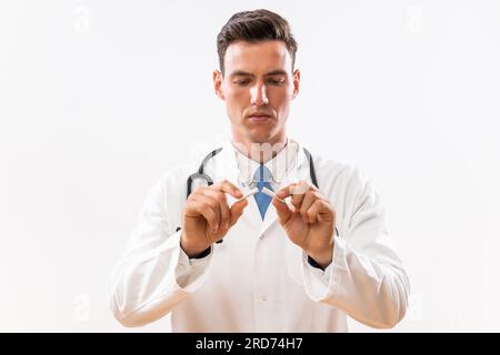 Bild eines Arztes, der eine kaputte Zigarette zeigt. Rauchverbot-Konzept. Stockfoto