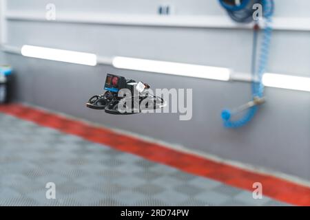 Vollaufnahme einer professionellen FPV-Drohne in der Werkstatt. Hochwertiges Foto Stockfoto