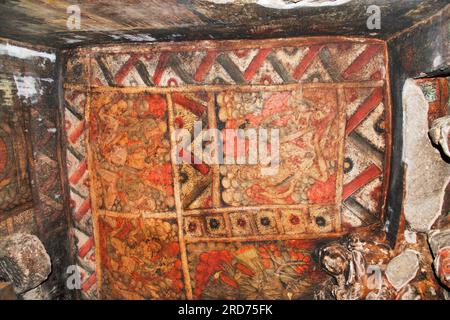 Ellora Cave 33, rechte Flügeldecke des Schreins der Tochtergesellschaft, mit Gemälden menschlicher Figuren in geometrischen Mustern. Aurangabad, Indien Stockfoto