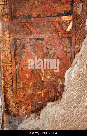 Ellora Cave 33, rechter Flügel, mit Gemälde eines liebevollen Paares an der Decke. Aurangabad, Indien Stockfoto