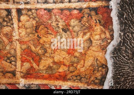 Ellora Cave 33, rechte Decke des Tochterschreins mit Gemälden von drei fliegenden weiblichen Figuren. Aurangabad, Indien Stockfoto