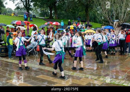 Morris tanzt an einem Regentag am Buxton Day of Dance 2023 Stockfoto