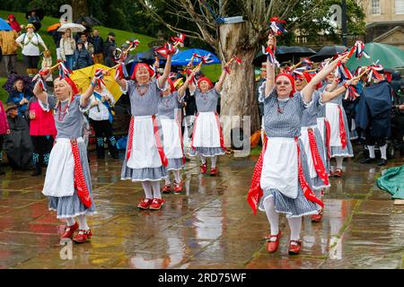 Morris tanzt an einem Regentag am Buxton Day of Dance 2023 Stockfoto