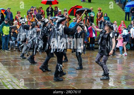 Morris tanzt an einem Regentag am Buxton Day of Dance 2023 Stockfoto