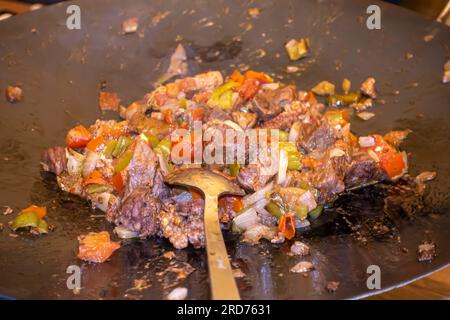 Shish Kebab auf einem Teller oder Shish Kebap ist eine beliebte Mahlzeit aus aufgespießten und gegrillten Fleischwürfeln Stockfoto