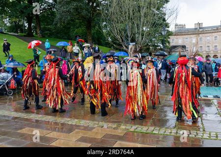 Morris tanzt an einem Regentag am Buxton Day of Dance 2023 Stockfoto