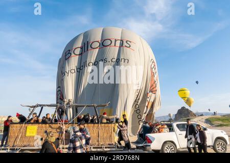 Passagiere, die aus dem Luftballon stiegen, landeten in Kappadokien, Türkei Stockfoto
