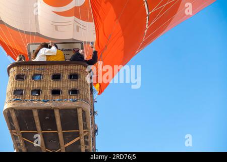 Touristen machen Selfie im Passagierraumkorb eines Luftballons in Kappadokien Türkei Stockfoto