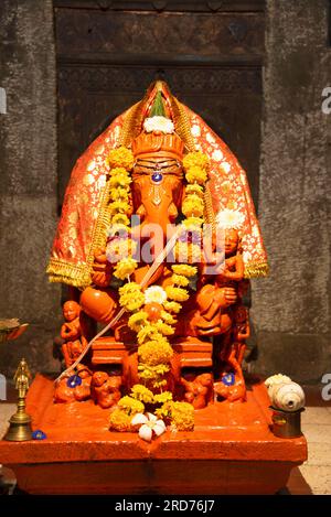 Pune - Bild von Trishund (bedeutet drei Stämme) Ganpati im Schrein. Mittelalterliche Zeit. Maharashtra, Indien Stockfoto