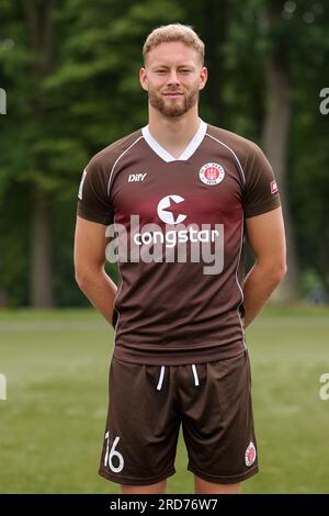 Hamburg, Deutschland. 18. Juli 2023. Fußball: 2. Bundesliga, Fotosession FC St. Pauli, Trainingszentrum Kollaustraße, Teamfoto. Carlo Boukhalfa Credit: Christian Charisius/dpa/Alamy Live News Stockfoto