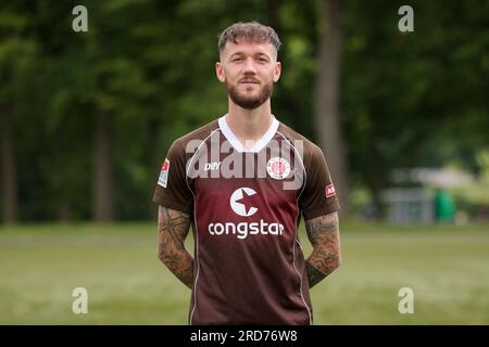Hamburg, Deutschland. 18. Juli 2023. Fußball: 2. Bundesliga, Fotosession FC St. Pauli, Trainingszentrum Kollaustraße, Teamfoto. Marcel Hartel. Kredit: Christian Charisius/dpa/Alamy Live News Stockfoto