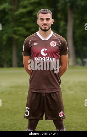 Hamburg, Deutschland. 18. Juli 2023. Fußball: 2. Bundesliga, Fotosession FC St. Pauli, Trainingszentrum Kollaustraße, Teamfoto. Daniel Sinani. Kredit: Christian Charisius/dpa/Alamy Live News Stockfoto