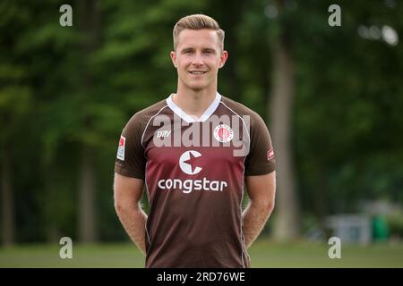 Hamburg, Deutschland. 18. Juli 2023. Fußball: 2. Bundesliga, Fotosession FC St. Pauli, Trainingszentrum Kollaustraße, Teamfoto. Johannes Eggestein. Kredit: Christian Charisius/dpa/Alamy Live News Stockfoto