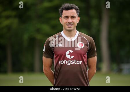 Hamburg, Deutschland. 18. Juli 2023. Fußball: 2. Bundesliga, Fotosession FC St. Pauli, Trainingszentrum Kollaustraße, Teamfoto. Manolis Saliakas. Kredit: Christian Charisius/dpa/Alamy Live News Stockfoto