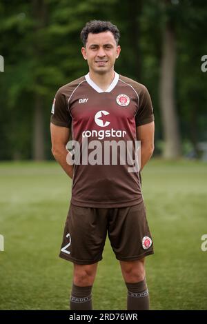 Hamburg, Deutschland. 18. Juli 2023. Fußball: 2. Bundesliga, Fotosession FC St. Pauli, Trainingszentrum Kollaustraße, Teamfoto. Manolis Saliakas. Kredit: Christian Charisius/dpa/Alamy Live News Stockfoto