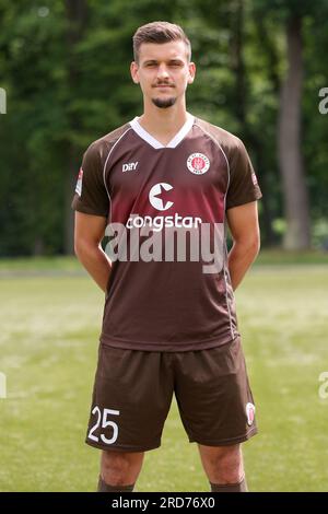 Hamburg, Deutschland. 18. Juli 2023. Fußball: 2. Bundesliga, Fotosession FC St. Pauli, Trainingszentrum Kollaustraße, Teamfoto. Adam Dzwigala. Kredit: Christian Charisius/dpa/Alamy Live News Stockfoto