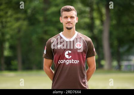 Hamburg, Deutschland. 18. Juli 2023. Fußball: 2. Bundesliga, Fotosession FC St. Pauli, Trainingszentrum Kollaustraße, Teamfoto. Adam Dzwigala. Kredit: Christian Charisius/dpa/Alamy Live News Stockfoto