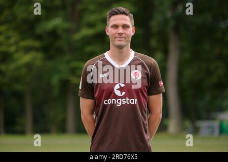 Hamburg, Deutschland. 18. Juli 2023. Fußball: 2. Bundesliga, Fotosession FC St. Pauli, Trainingszentrum Kollaustraße, Teamfoto. Andreas Albers. Kredit: Christian Charisius/dpa/Alamy Live News Stockfoto