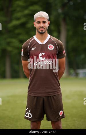 Hamburg, Deutschland. 18. Juli 2023. Fußball: 2. Bundesliga, FC St. Pauli Fotosession, Kollaustraße Trainingszentrum, Teamfoto. Elias Saad. Kredit: Christian Charisius/dpa/Alamy Live News Stockfoto