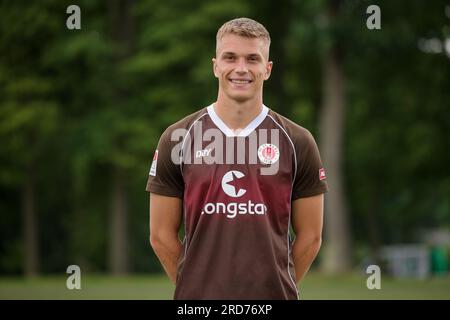 Hamburg, Deutschland. 18. Juli 2023. Fußball: 2. Bundesliga, Fotosession FC St. Pauli, Trainingszentrum Kollaustraße, Teamfoto. David Otto. Kredit: Christian Charisius/dpa/Alamy Live News Stockfoto