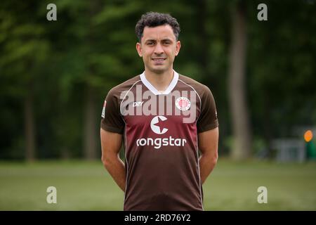Hamburg, Deutschland. 18. Juli 2023. Fußball: 2. Bundesliga, Fotosession FC St. Pauli, Trainingszentrum Kollaustraße, Teamfoto. Manolis Saliakas. Kredit: Christian Charisius/dpa/Alamy Live News Stockfoto