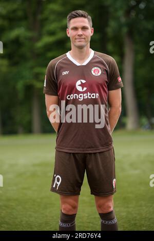 Hamburg, Deutschland. 18. Juli 2023. Fußball: 2. Bundesliga, Fotosession FC St. Pauli, Trainingszentrum Kollaustraße, Teamfoto. Andreas Albers. Kredit: Christian Charisius/dpa/Alamy Live News Stockfoto