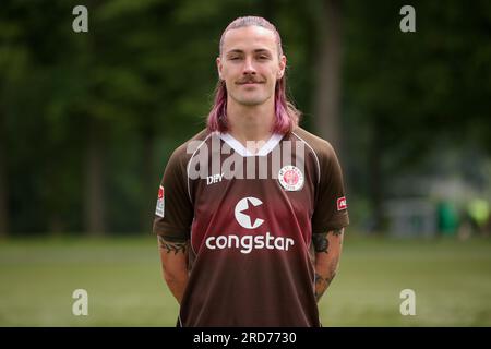 Hamburg, Deutschland. 18. Juli 2023. Fußball: 2. Bundesliga, FC St. Pauli Fotosession, Kollaustraße Trainingszentrum, Teamfoto. Jackson Irvine. Kredit: Christian Charisius/dpa/Alamy Live News Stockfoto