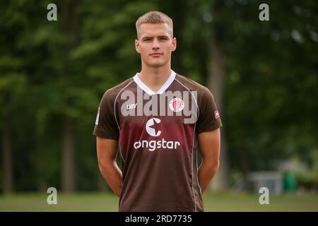 Hamburg, Deutschland. 18. Juli 2023. Fußball: 2. Bundesliga, Fotosession FC St. Pauli, Trainingszentrum Kollaustraße, Teamfoto. Bennet Winter. Kredit: Christian Charisius/dpa/Alamy Live News Stockfoto