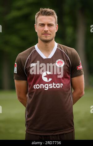 Hamburg, Deutschland. 18. Juli 2023. Fußball: 2. Bundesliga, Fotosession FC St. Pauli, Trainingszentrum Kollaustraße, Teamfoto. Hauke Wahl. Kredit: Christian Charisius/dpa/Alamy Live News Stockfoto
