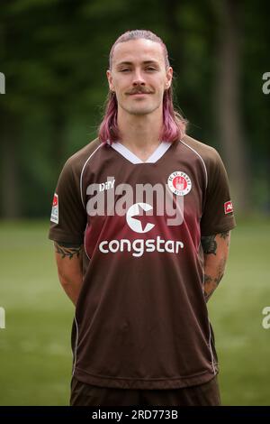 Hamburg, Deutschland. 18. Juli 2023. Fußball: 2. Bundesliga, FC St. Pauli Fotosession, Kollaustraße Trainingszentrum, Teamfoto. Jackson Irvine. Kredit: Christian Charisius/dpa/Alamy Live News Stockfoto