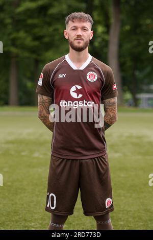 Hamburg, Deutschland. 18. Juli 2023. Fußball: 2. Bundesliga, Fotosession FC St. Pauli, Trainingszentrum Kollaustraße, Teamfoto. Marcel Hartel. Kredit: Christian Charisius/dpa/Alamy Live News Stockfoto