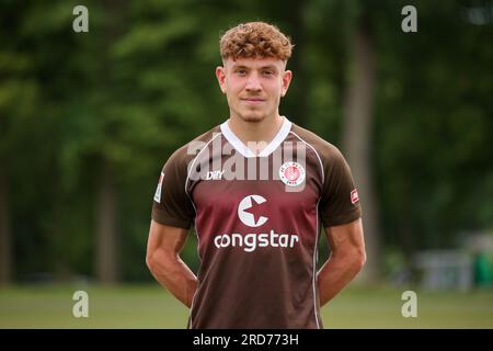 Hamburg, Deutschland. 18. Juli 2023. Fußball: 2. Bundesliga, FC St. Pauli Fotosession, Kollaustraße Trainingszentrum, Teamfoto. Philipp Treu. Kredit: Christian Charisius/dpa/Alamy Live News Stockfoto